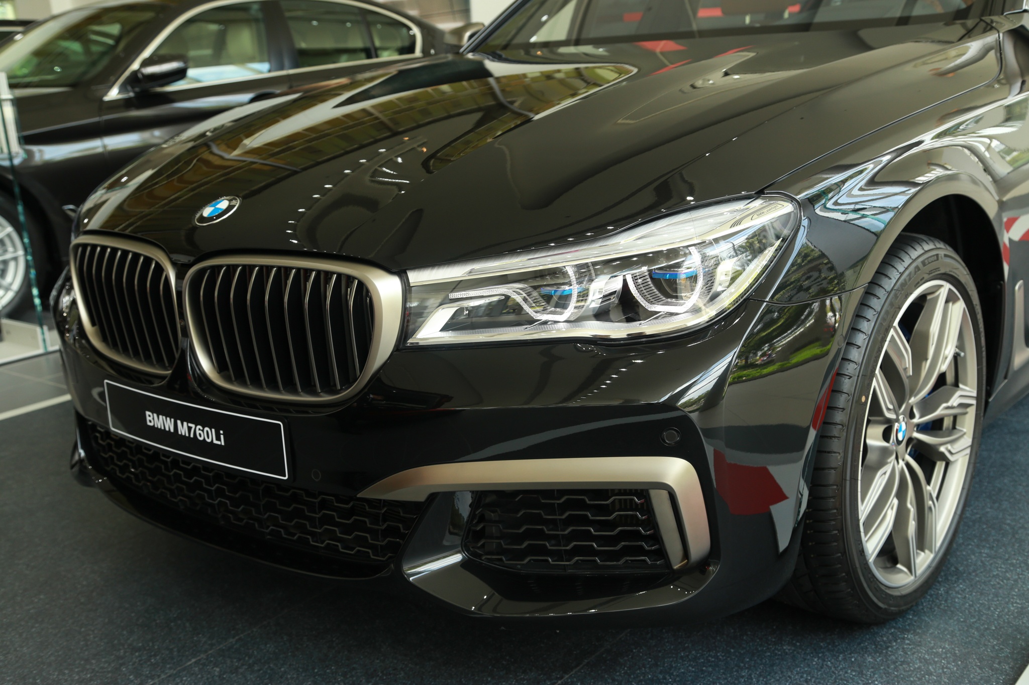 BMW M760Li XDrive 2019 tai Viet Nam anh 16