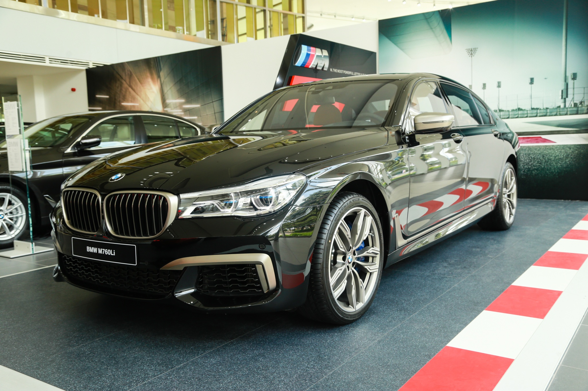 BMW M760Li XDrive 2019 tai Viet Nam anh 1