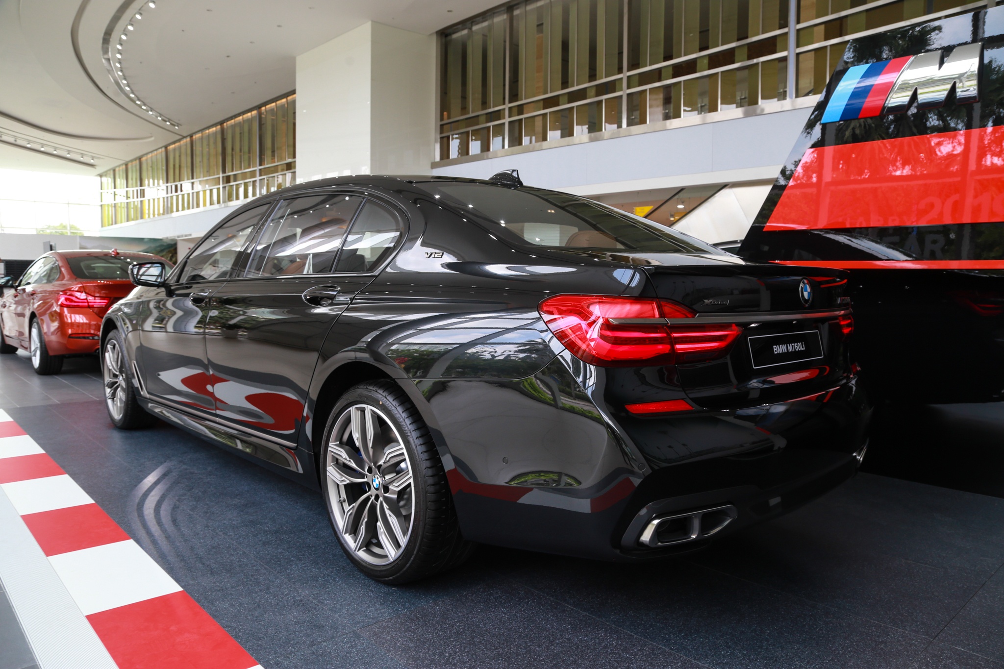 BMW M760Li XDrive 2019 tai Viet Nam anh 4