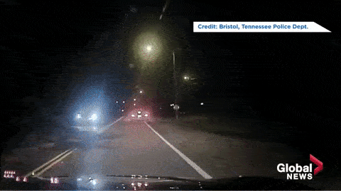 Cadillac Escalade vang len khong trung nhu phim va roi vao xe canh sat hinh anh