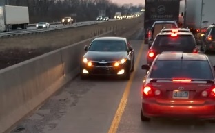 Bat chap luat le, oto di nguoc chieu tren cao toc vi tac duong hinh anh