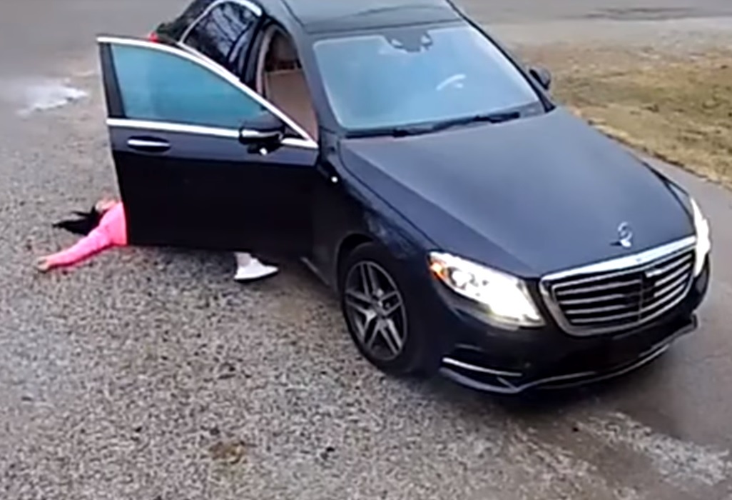 Cap vo chong cung luc dot quy khi ra khoi xe hoi hinh anh