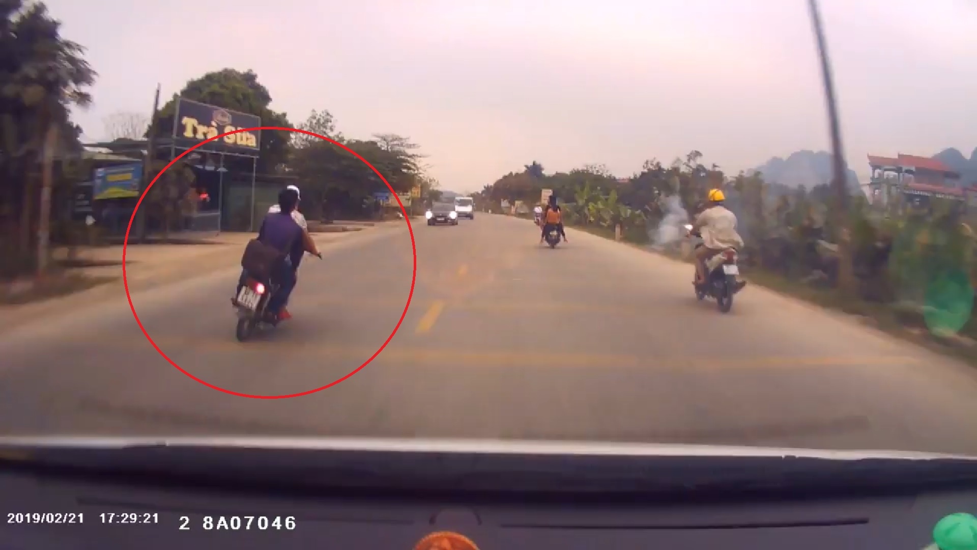 Thanh nien di xe may danh vong dam truc dien oto nguoc chieu hinh anh