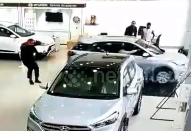 Ngoi thu xe Hyundai Tucson, khach nu bat ngo dam vo kinh dai ly hinh anh