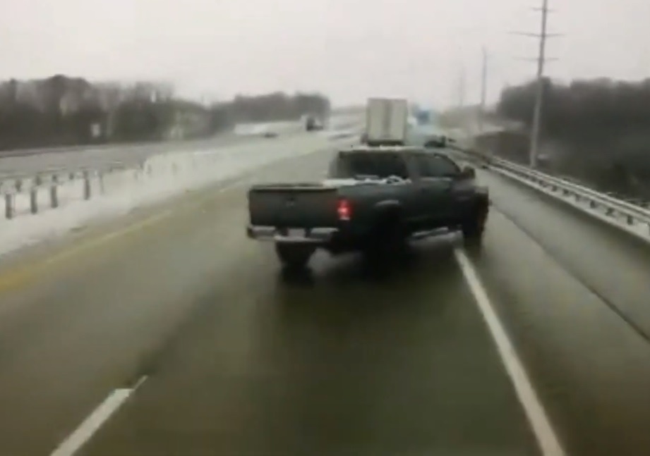 Bán tải mất lái gây tai nạn ảnh 1 Ban tai mat lai gay tai nan anh 1