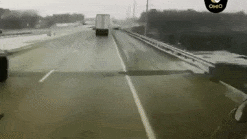 Ban tai mat lai gay tai nan lien hoan, 3 nguoi may man thoat nan hinh anh