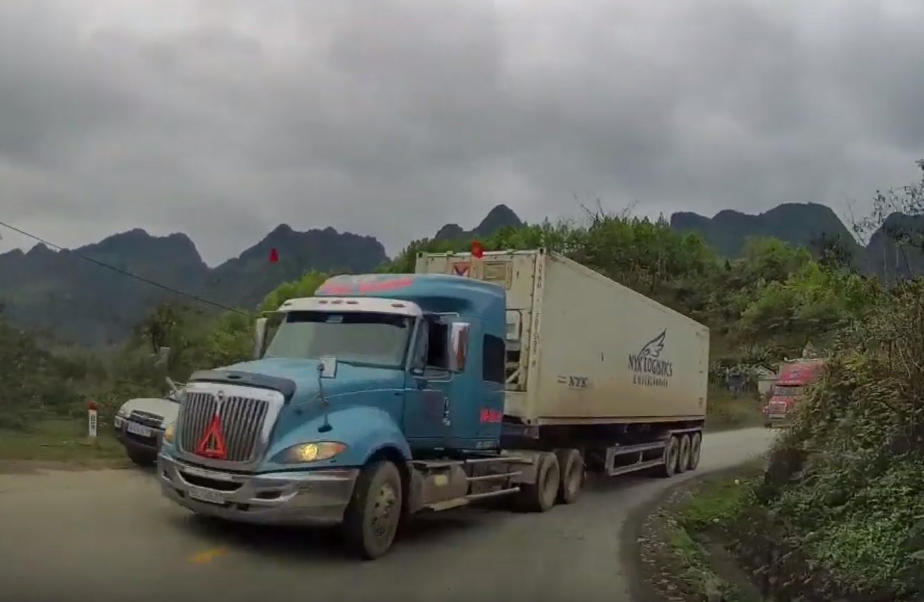Xe container vuot au, lan lan suyt gay tai nan o Cao Bang hinh anh