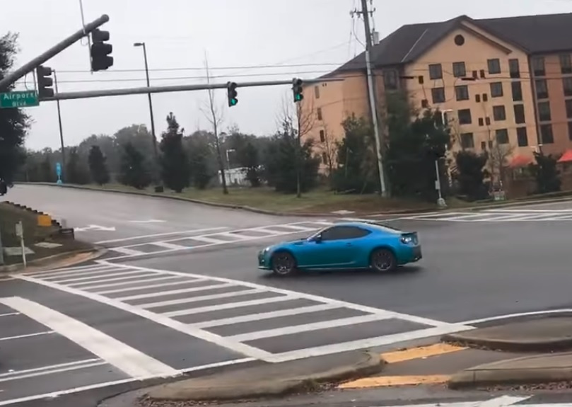 Thanh nien drift xe ngay nga tu, xe mat lai dam vao cot dien hinh anh