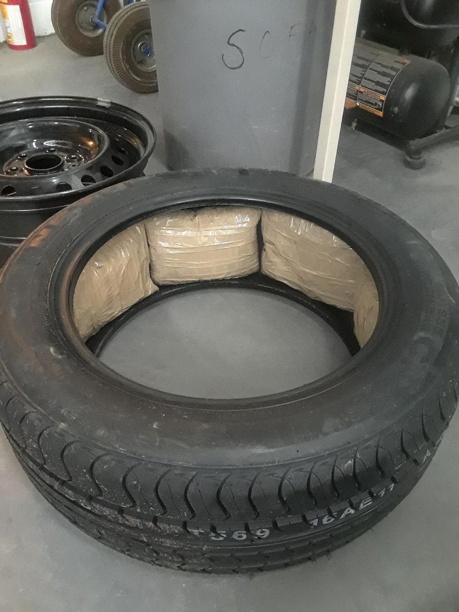 Bat nhom van chuyen ma tuy da giau trong lop xe anh 3