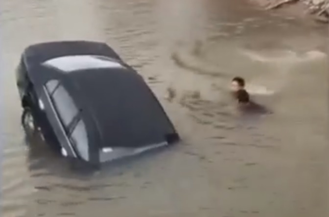 Nam Dinh: Oto roi xuong song, tai xe duoc nguoi dan cuu song hinh anh