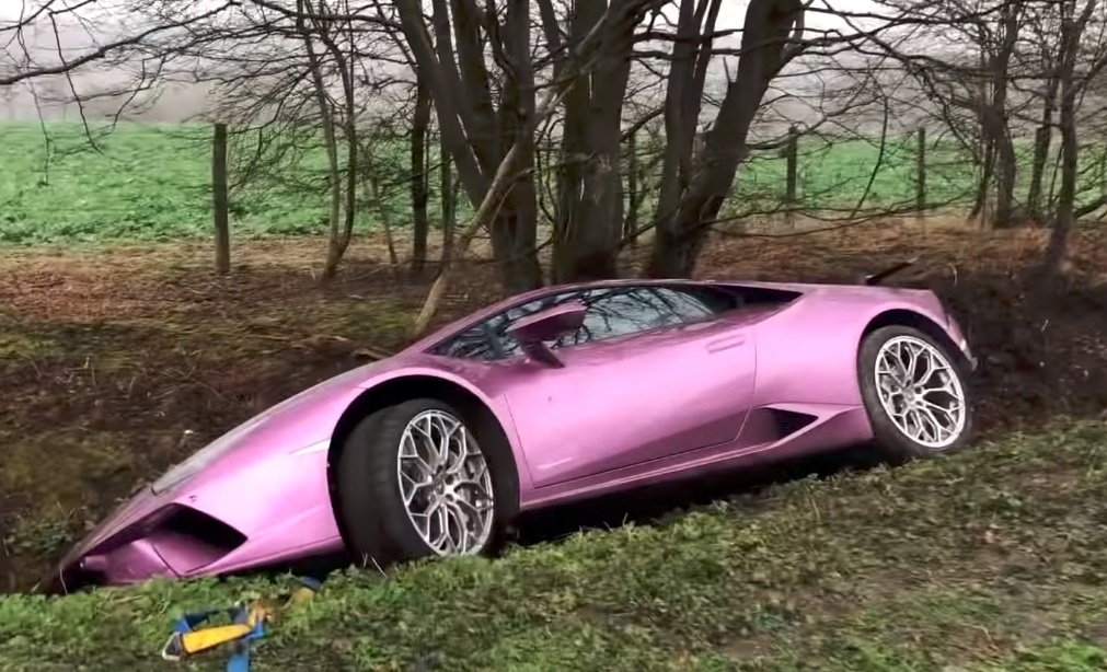 Trieu phu Bitcoin bo mac Lamborghini Huracan duoi muong nuoc hinh anh