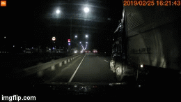 Tai xe xe tai ngu guc, ep xe cung chieu roi lao vao dai phan cach hinh anh