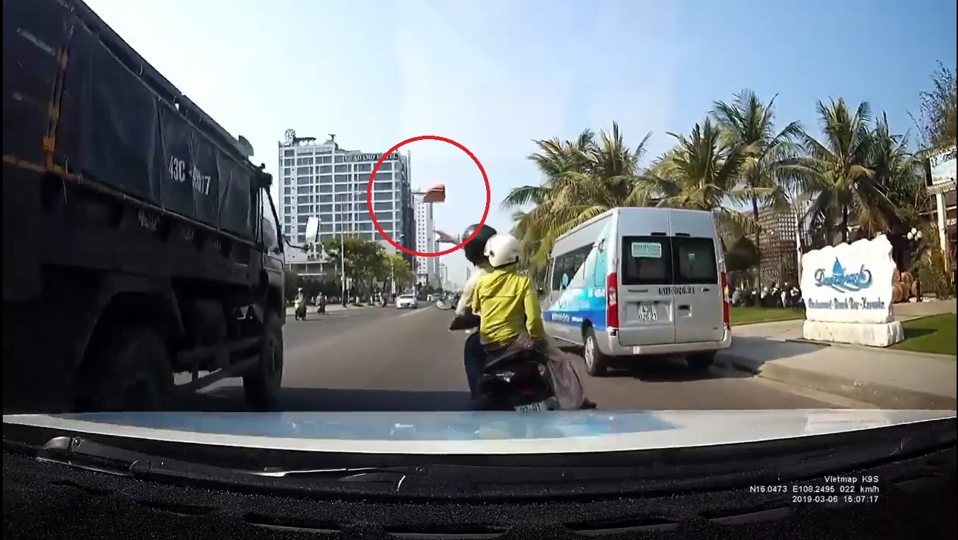 Da Nang: Thanh nien di xe may nem gach vo kinh xe tai roi bo chay hinh anh