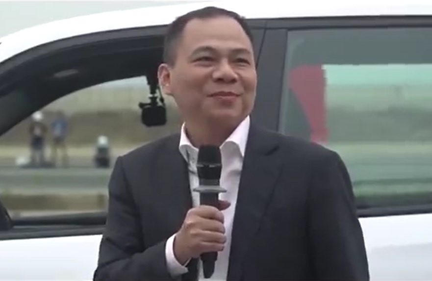 Ong Pham Nhat Vuong noi gi sau khi lai xe VinFast? hinh anh