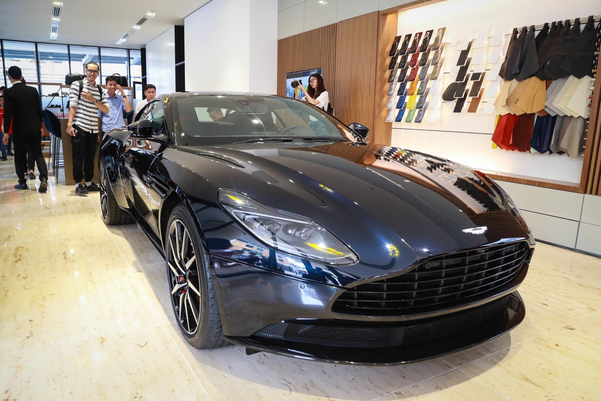 Sieu xe Aston Martin DB11 vua ra mat tai VN, gia 15,7 ty dong hinh anh
