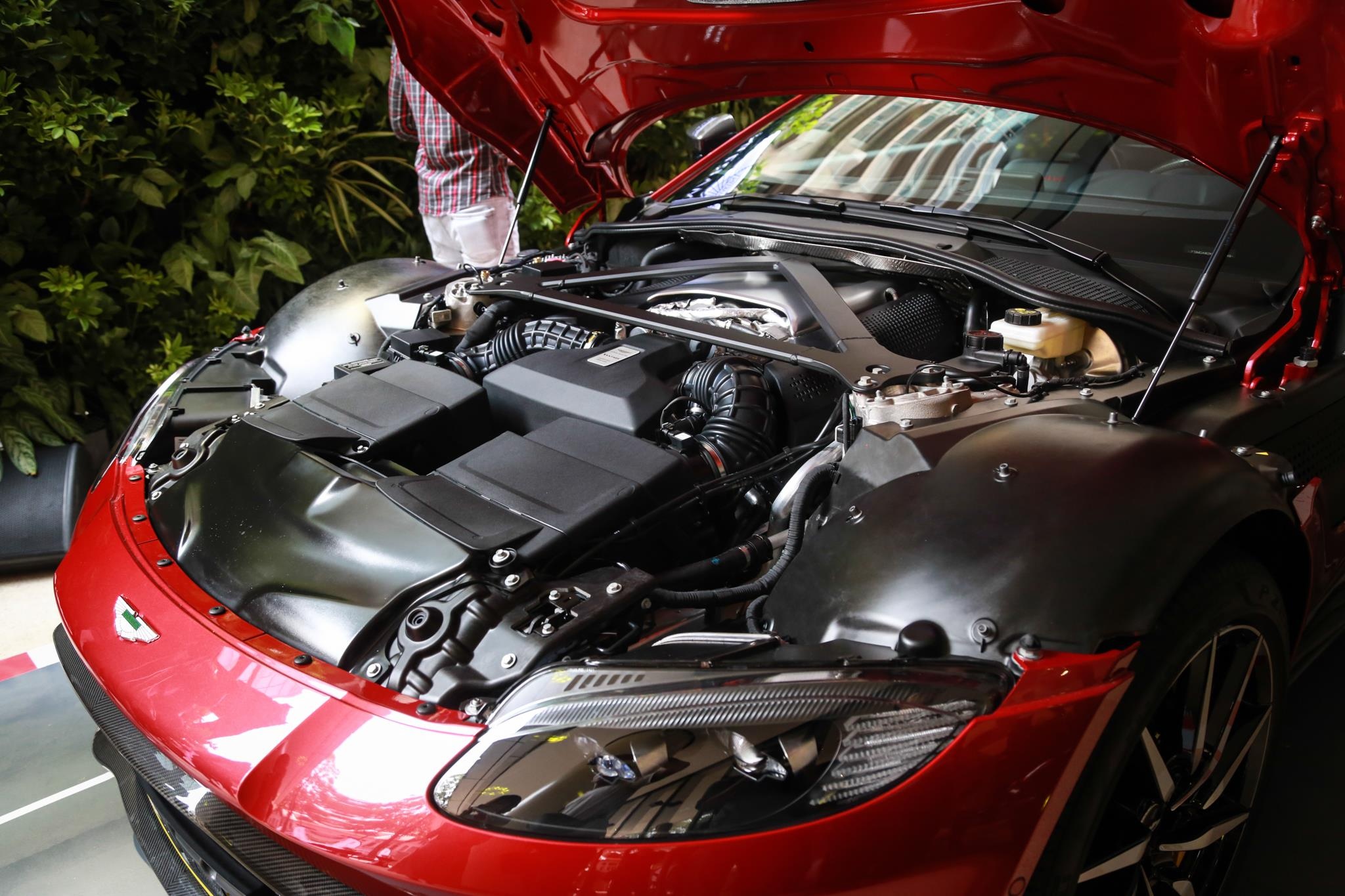 Aston Martin Vantage V8 ra mat anh 10