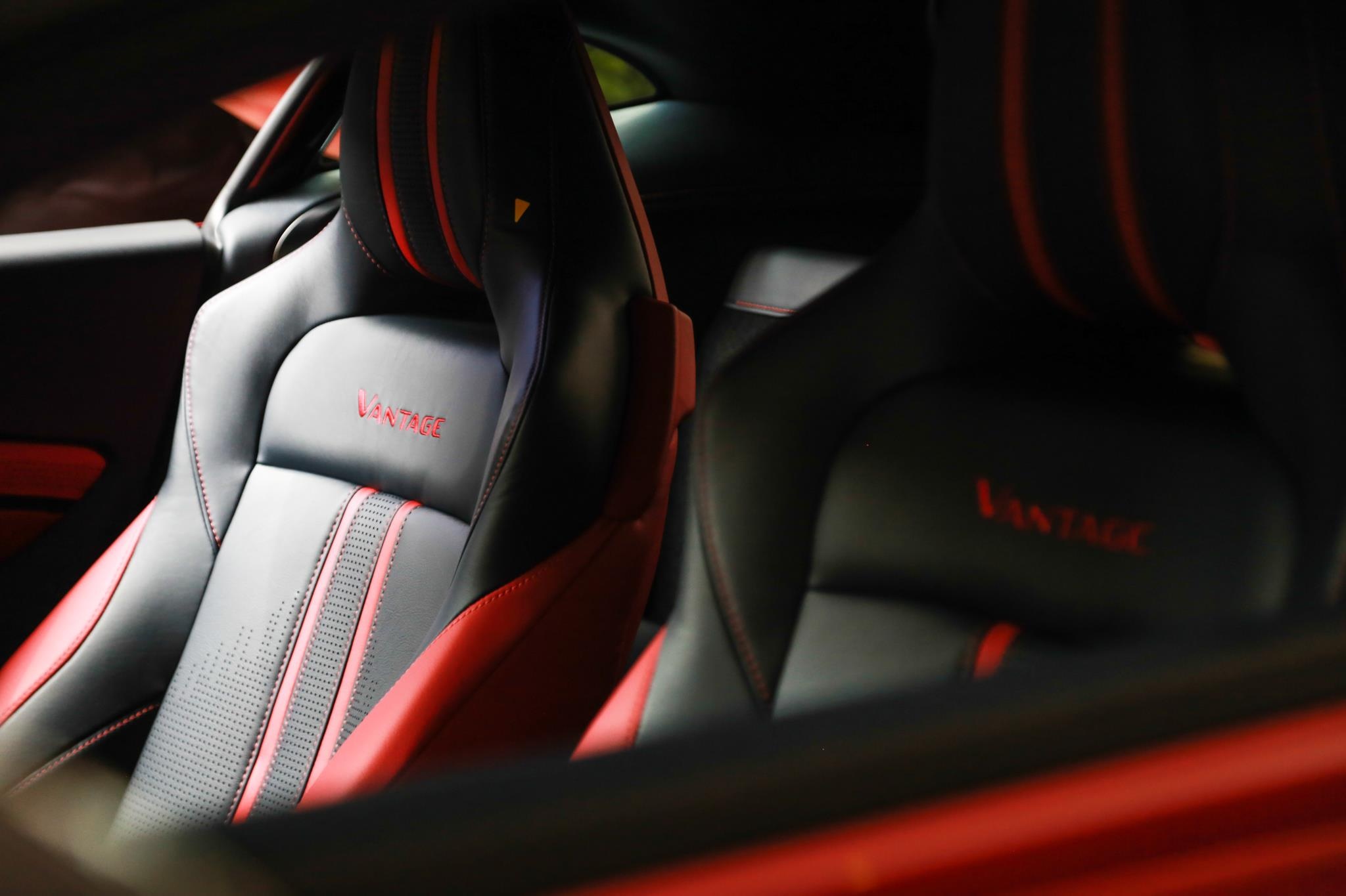 Aston Martin Vantage V8 ra mat anh 8