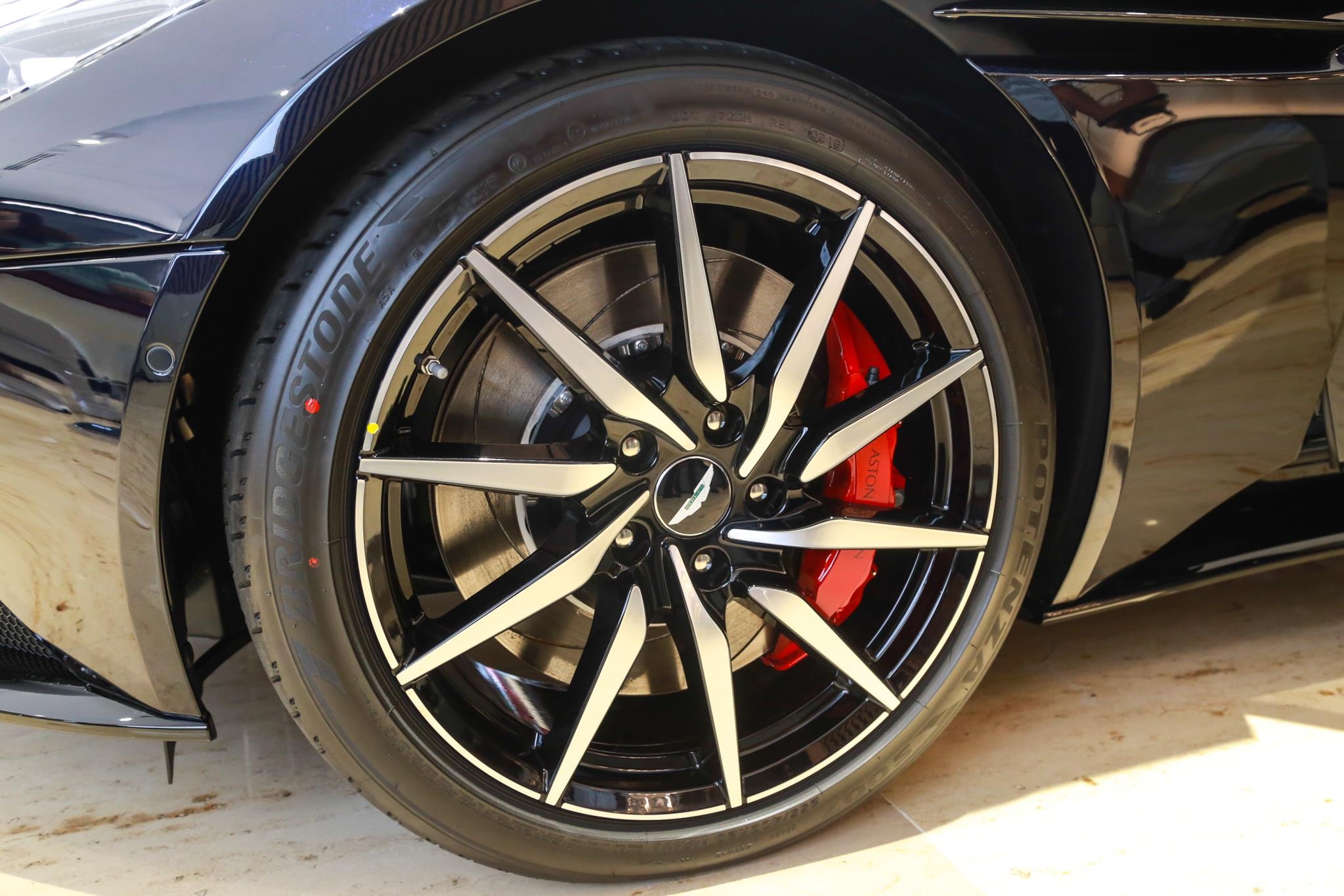 Chi tiet Aston Martin DB11 tai VN anh 5