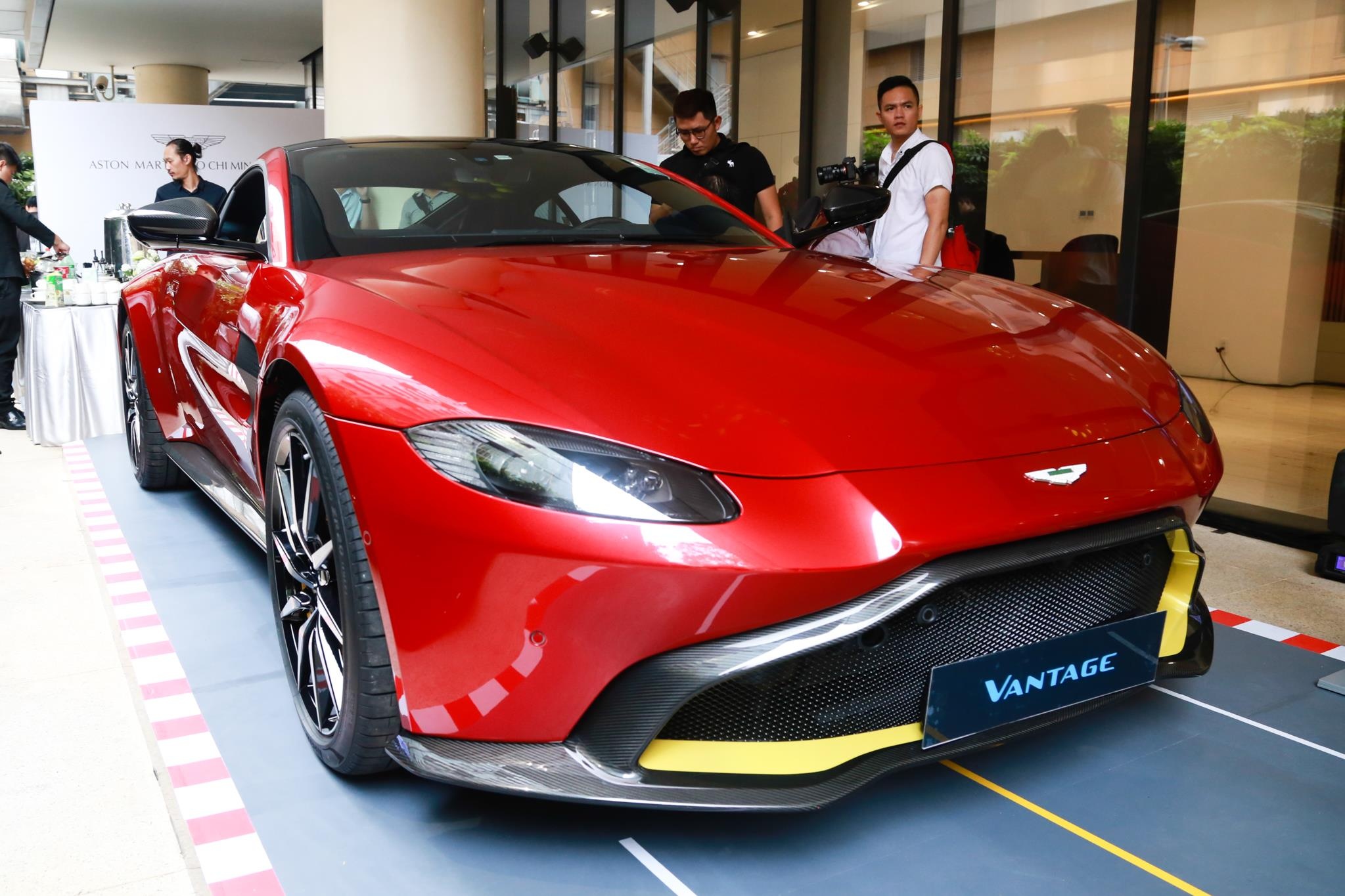 Aston Martin Vantage V8 ra mat anh 2