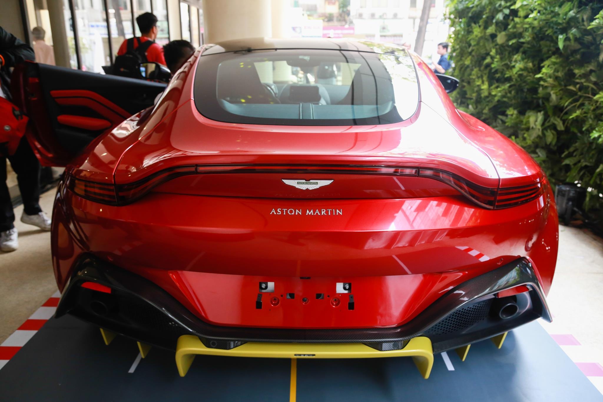 Aston Martin Vantage V8 ra mat anh 3