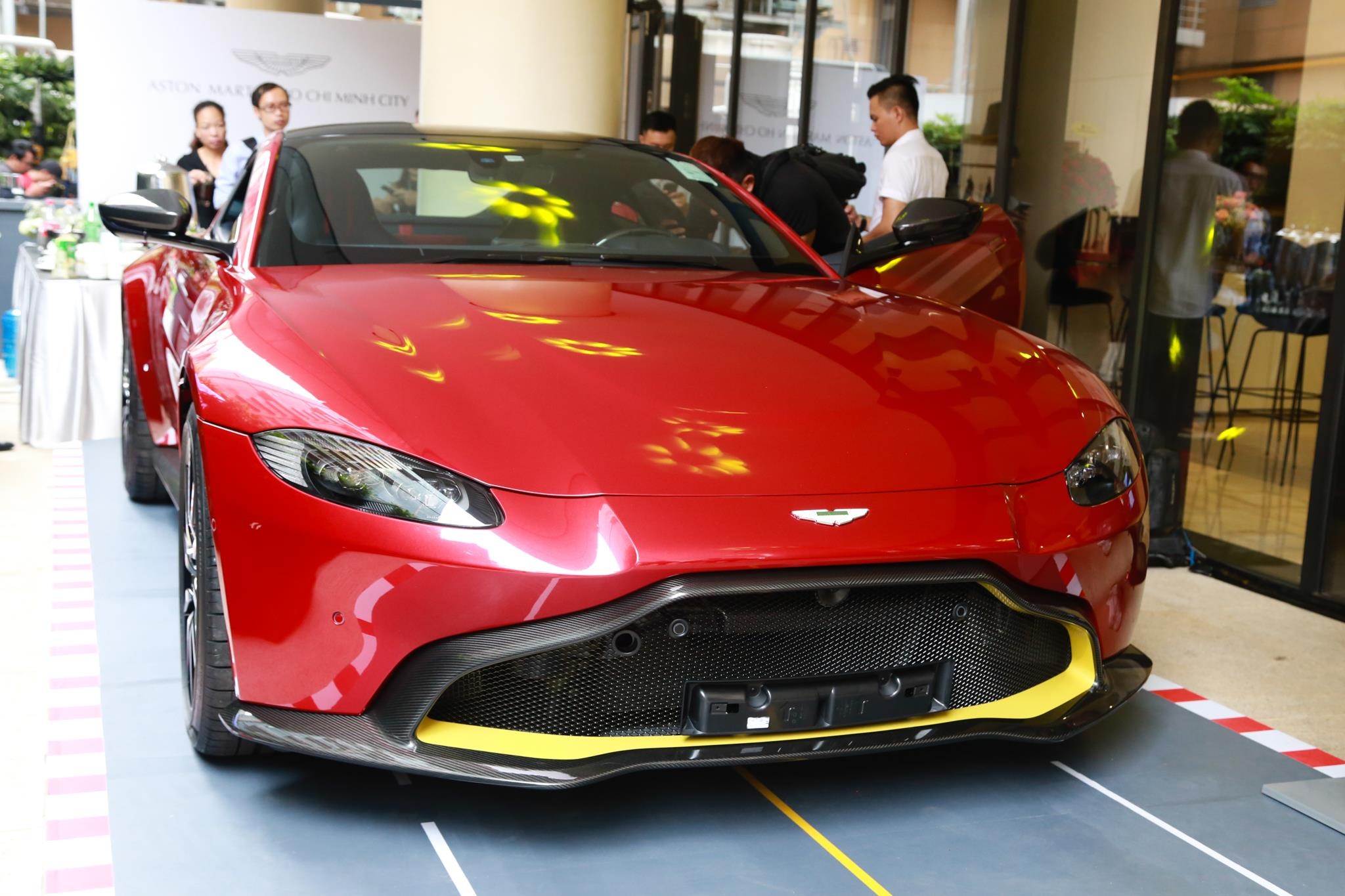 Aston Martin Vantage V8 ra mat anh 11