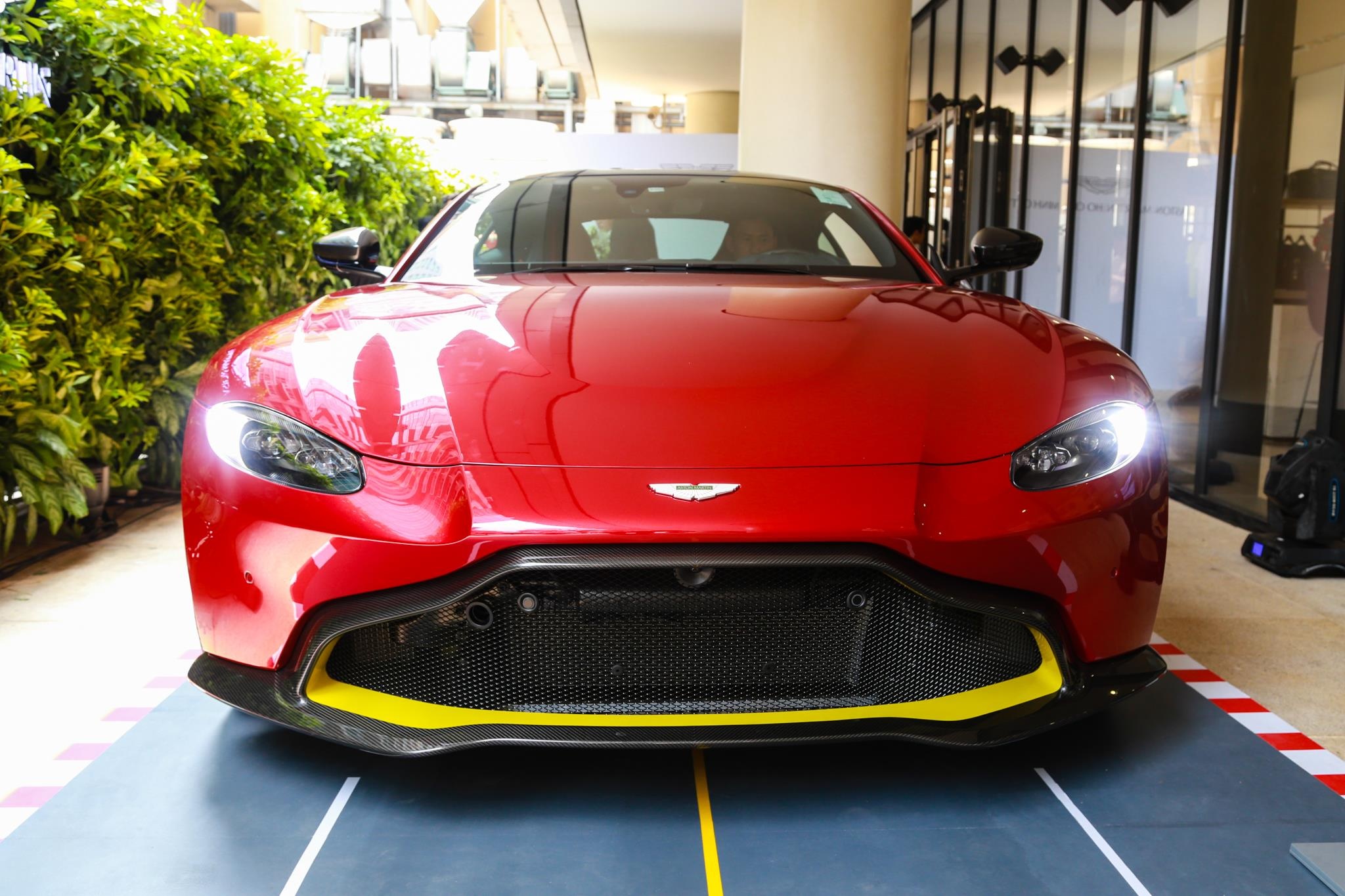 Aston Martin Vantage V8 ra mat anh 1