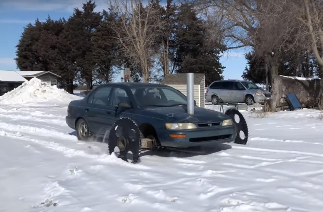 Toyota Corolla lap banh rang, bien hinh thanh xe loi tuyet hinh anh