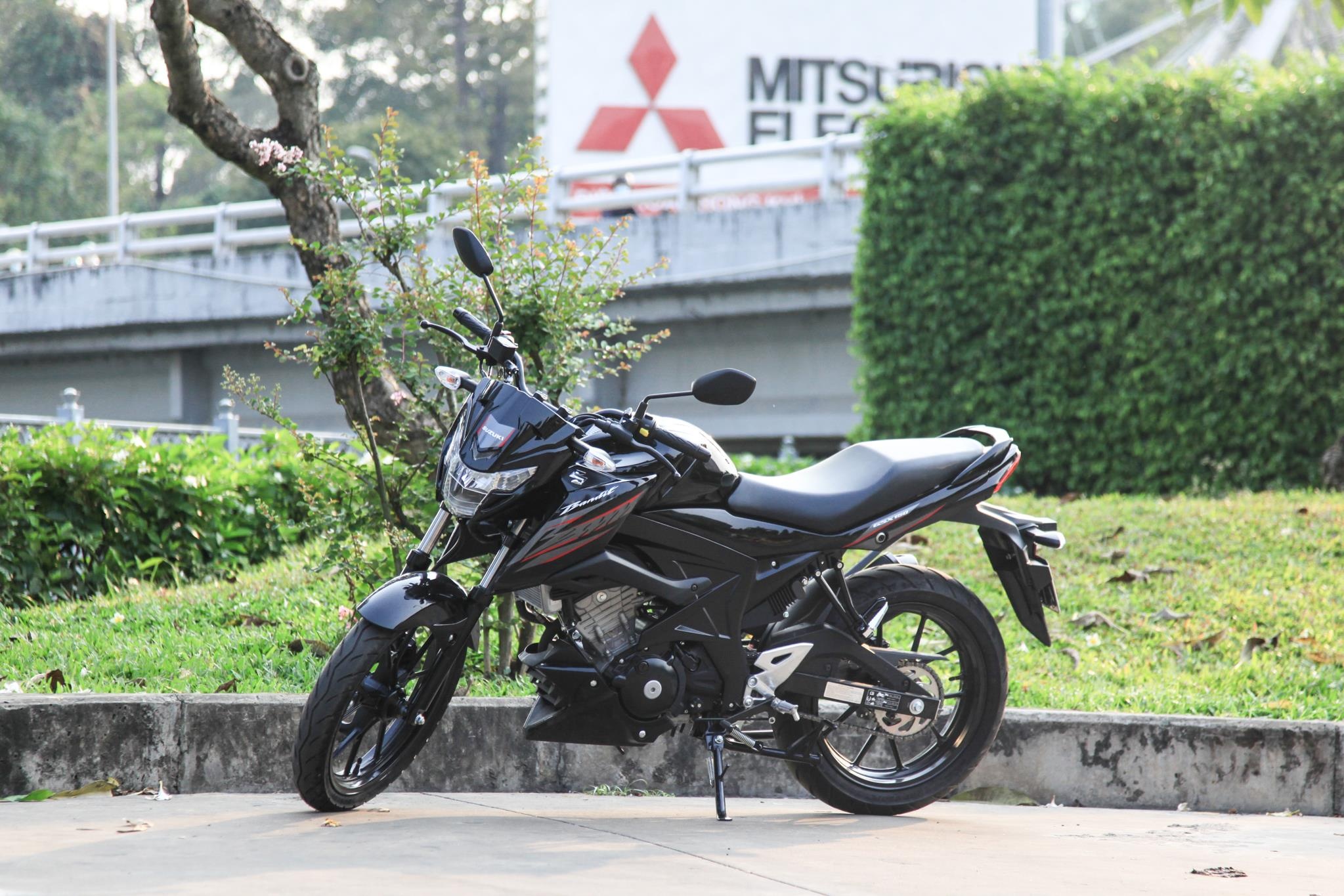 Suzuki GSX150 Bandit va Yamaha MT-15 - cuoc chien nakedbike 150 cc hinh anh