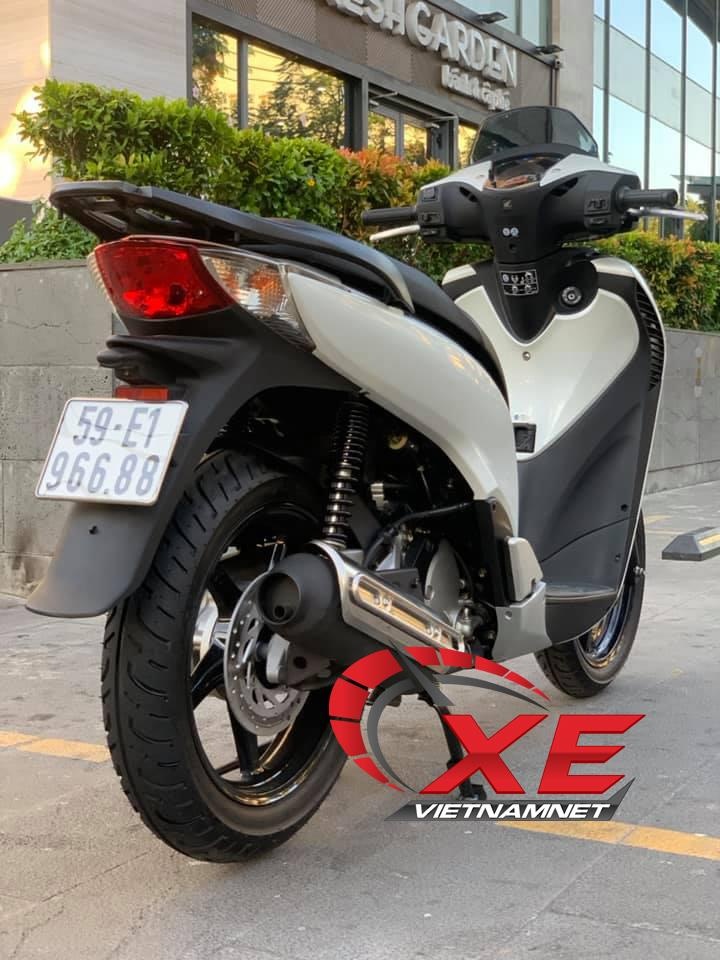 Honda SH cu gia ngang oto anh 1