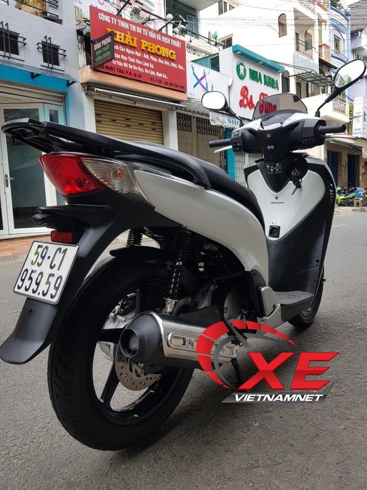 Honda SH cu gia ngang oto anh 2