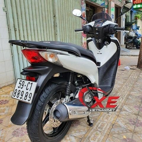 Honda SH cu gia ngang oto anh 3