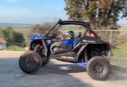 Be trai 10 tuoi tro tai drift xe dia hinh dieu luyen hinh anh