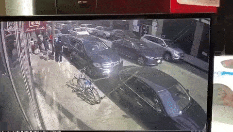 Bi xe khac can duong, canh sat My cho xe dam thang mo loi di hinh anh