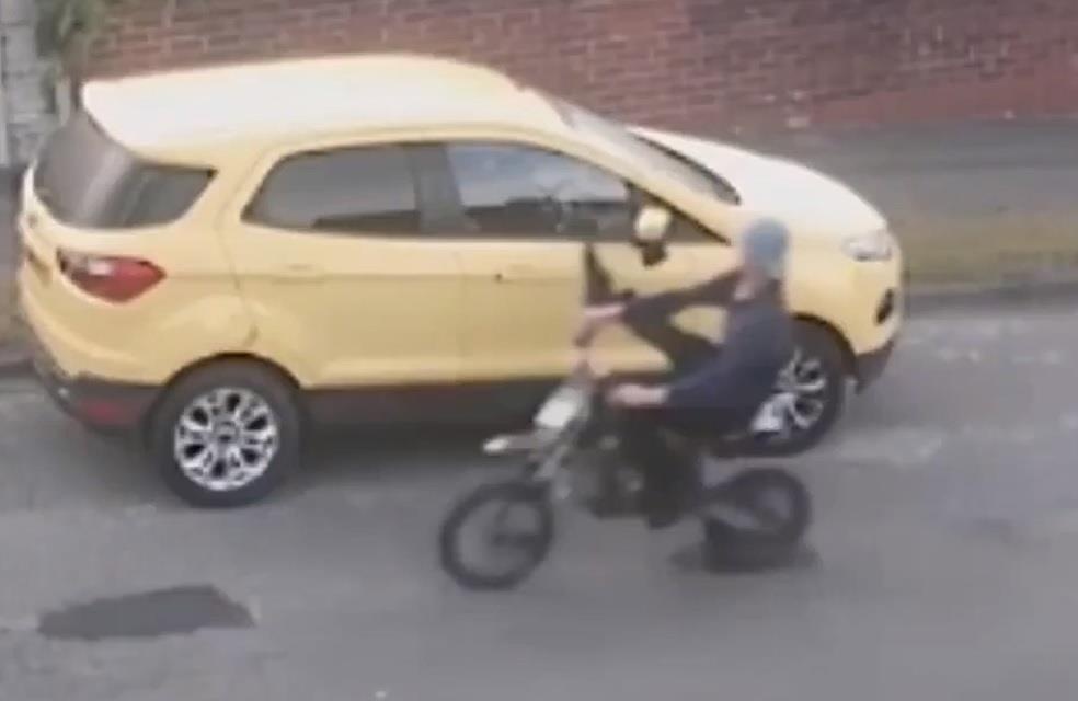 Oto dam guc xe may vi bi dap guong chieu hau hinh anh