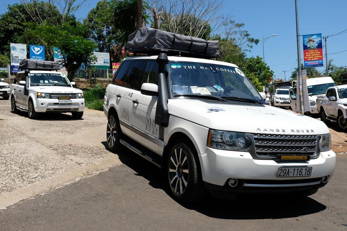 Doan xe duoc cho la cua ong Dang Le Nguyen Vu vuot den do o Da Nang hinh anh