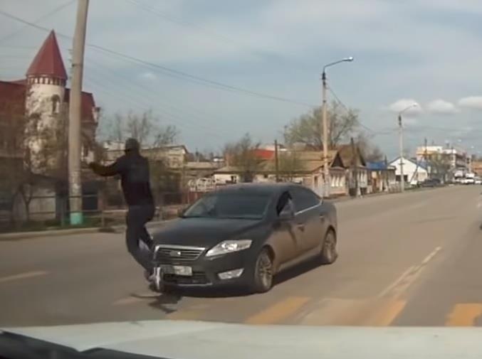 Sang duong thieu quan sat, thanh nien thoat chet nho nhay len nap capo hinh anh