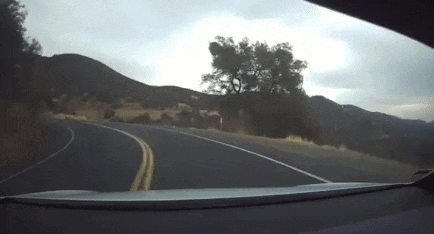 Autopilot tren Tesla Model X mac loi, xe dam thang vao vach nui hinh anh