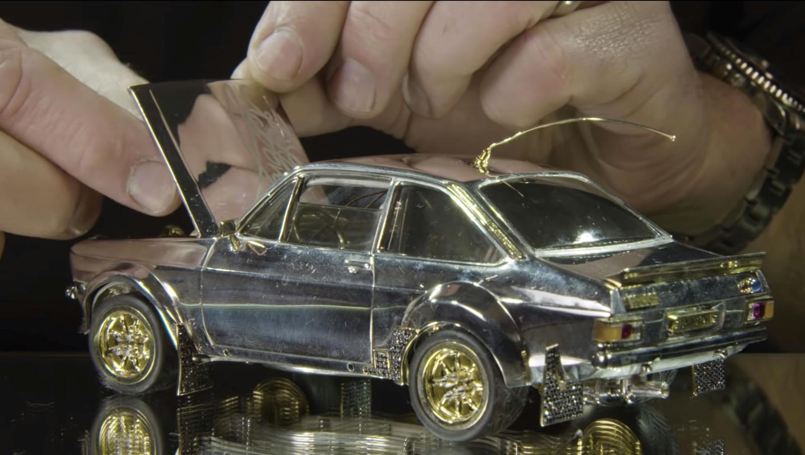 Mo hinh Ford Escort gia hon 100.000 USD hinh anh