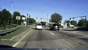 Canh sat vuot den do gay tai nan kinh hoang hinh anh