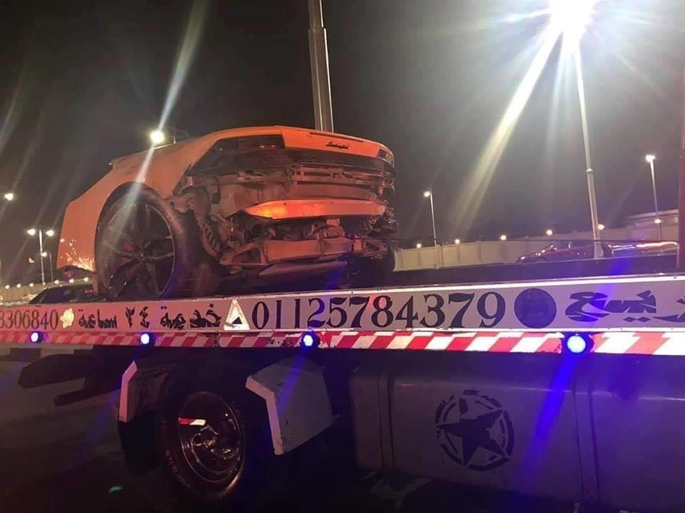 Lamborghini Huracan gap nan gay doi, tai xe may man bi thuong nhe hinh anh