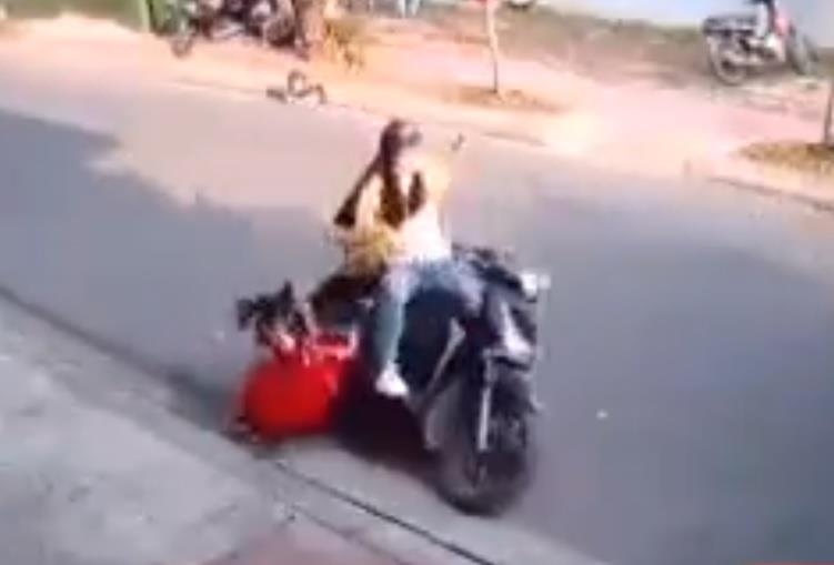 Bat can dung xe khong tat may, be gai van ga suyt gay tai nan hinh anh