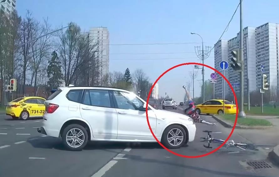 Dap xe vuot den do, thanh nien bi oto dam lon nhao hinh anh