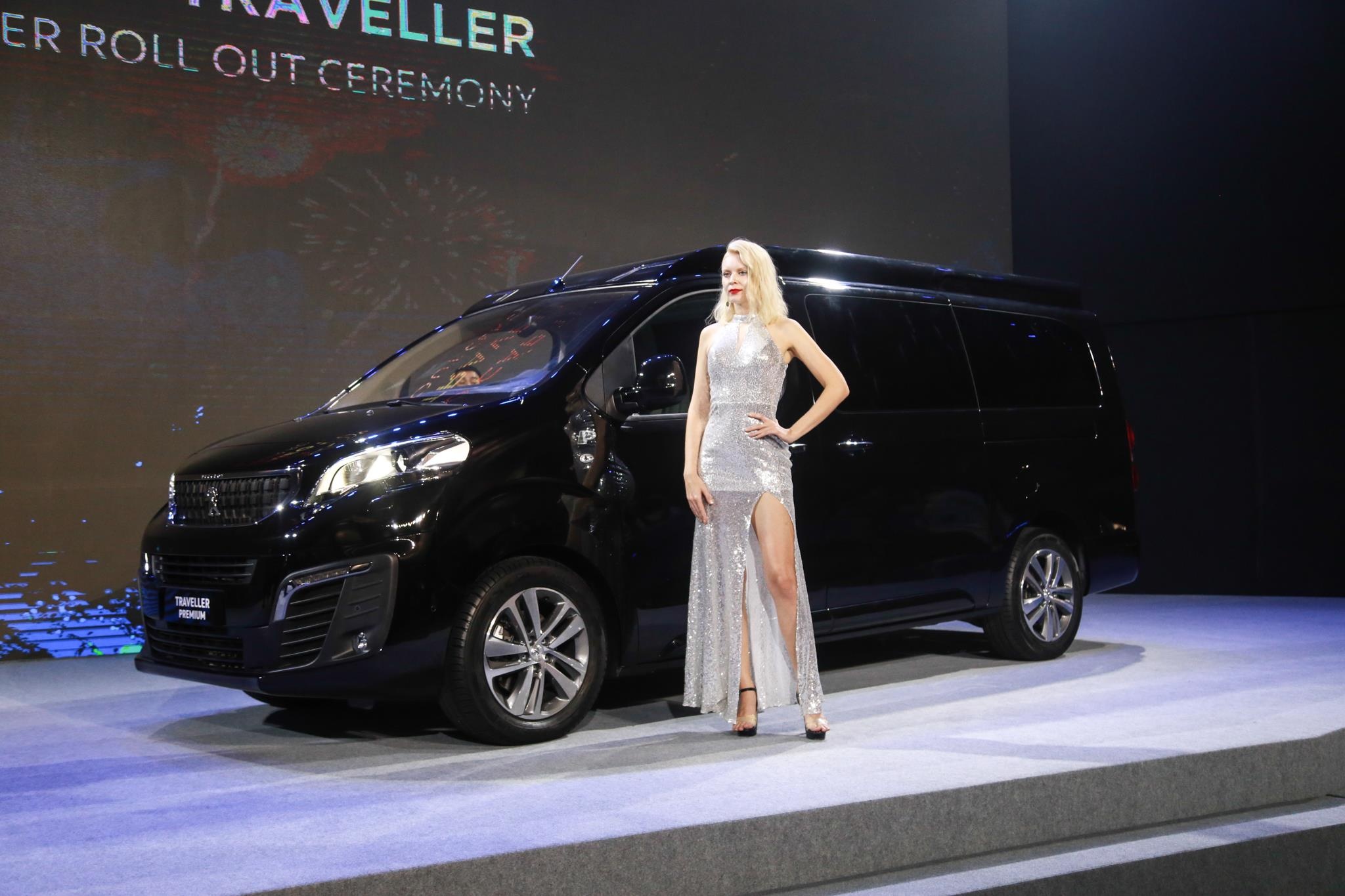Can canh Peugeot Traveller vua ra mat anh 1