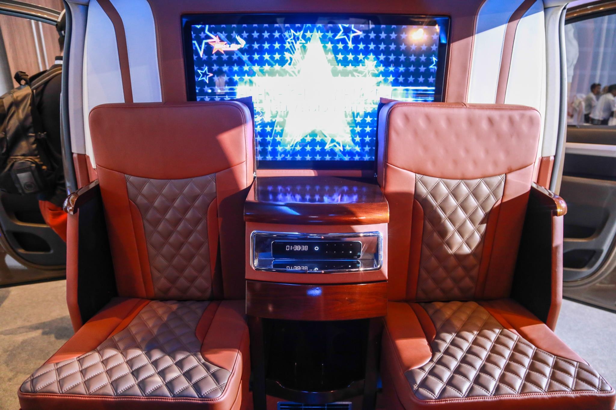 Can canh Peugeot Traveller vua ra mat anh 9