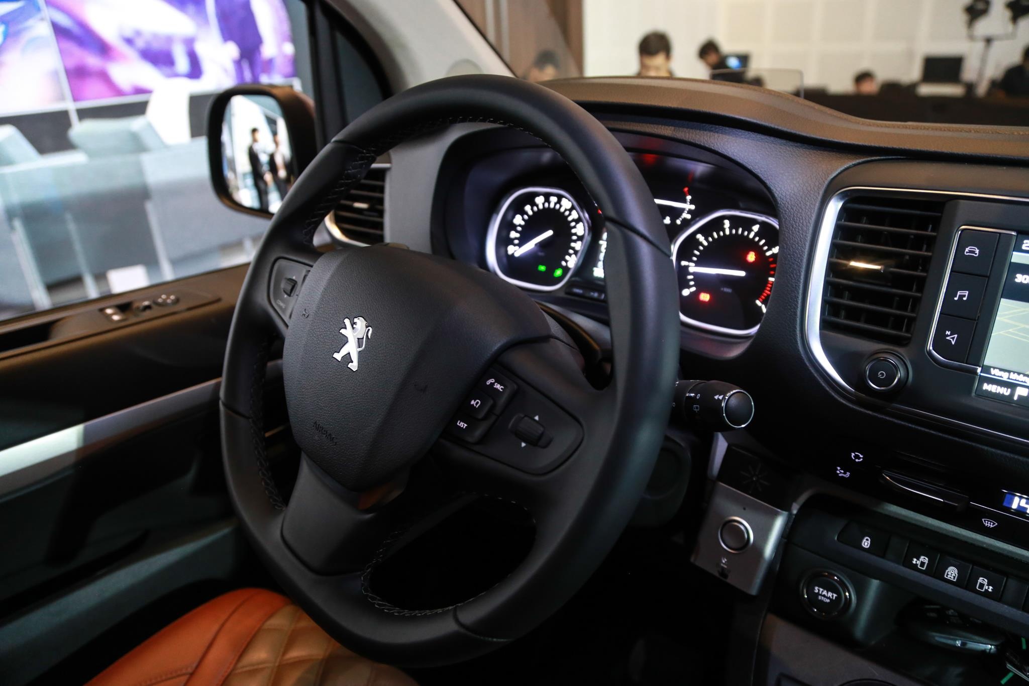 Can canh Peugeot Traveller vua ra mat anh 12