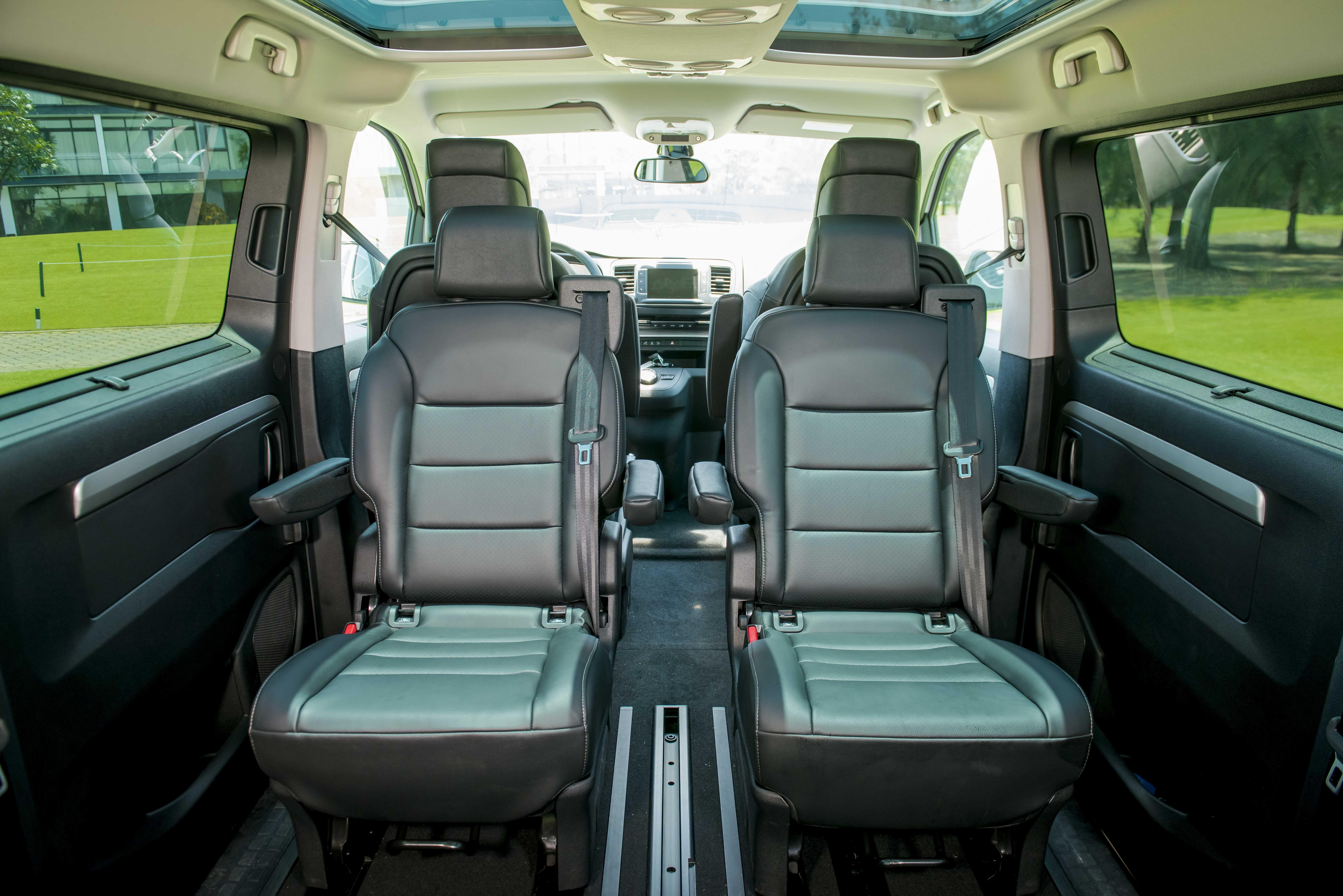 Can canh Peugeot Traveller vua ra mat anh 6