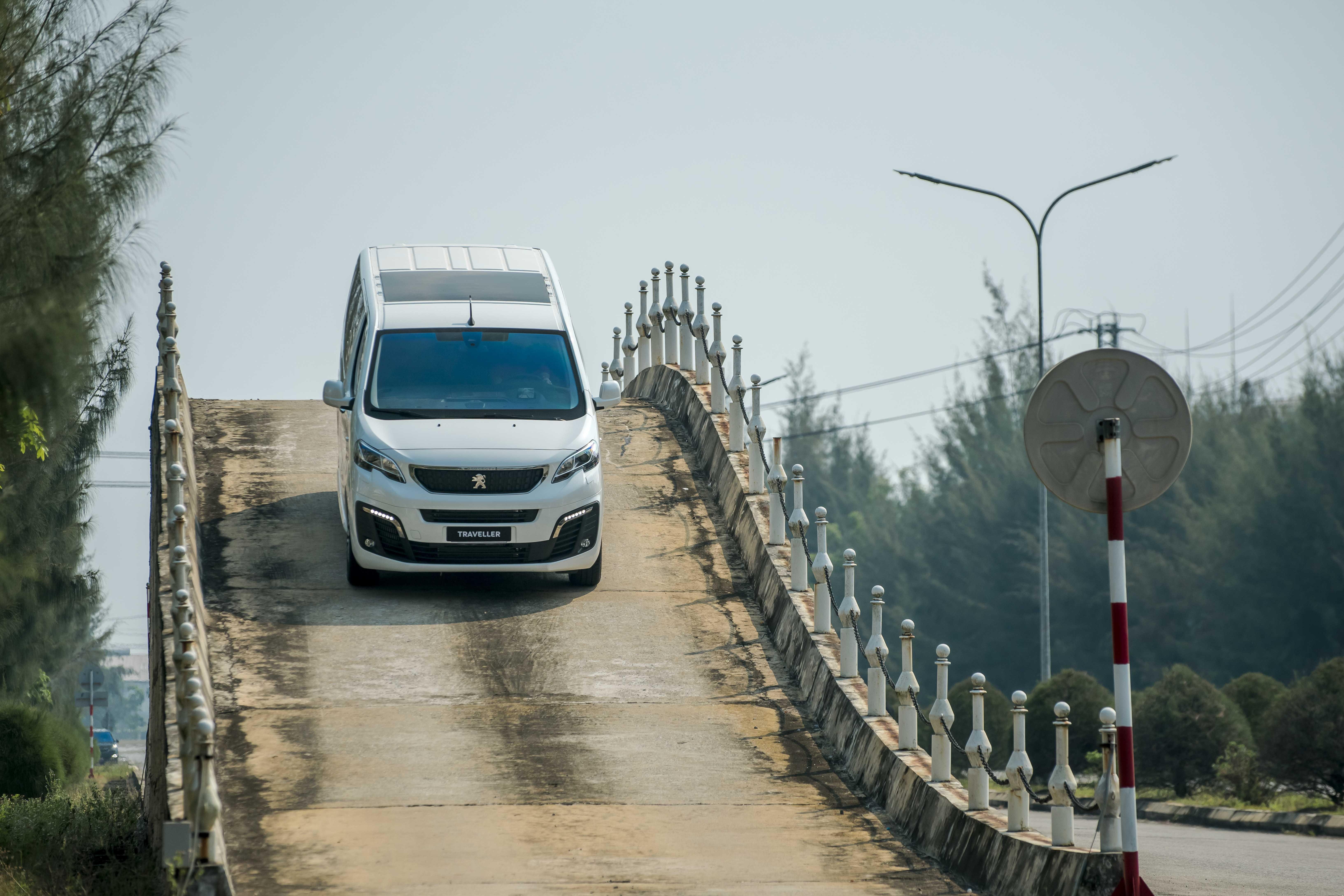 Can canh Peugeot Traveller vua ra mat anh 14