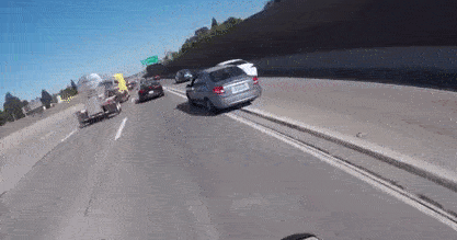 Vuot au tren cao toc, chiec oto nay phai tra gia dat hinh anh