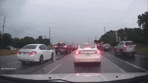 Chay nhanh duoi troi mua, oto mat lai dam 2 xe nguoc chieu hinh anh