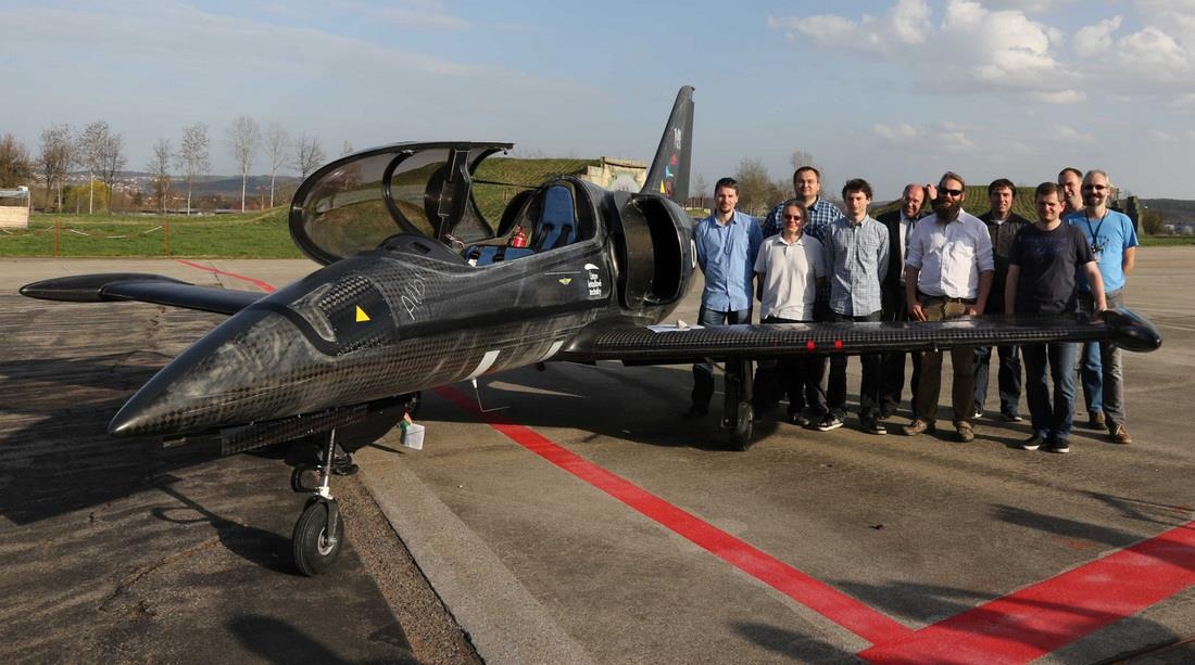 May bay gan dong co BMW S1000RR anh 2